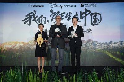 左至右：《我们诞生在中国》中文版配音演员周迅、迪士尼金牌制片人罗伊?康利、影片导演陆川畅聊幕后故事